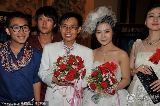 Quan hệ cha nuôi - con nuôi đầy ngờ vực của các mỹ nữ và đại gia - 9 Đặng Kiến Quốc và Hoàng Tử Kỳ trong hôn lễ