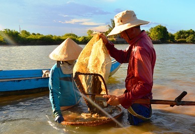 “Chồng cào, vợ đãi”... kiếm nửa triệu dưới đáy sông - 9 “Chồng cào, vợ đãi”... kiếm nửa triệu dưới đáy sông - 9