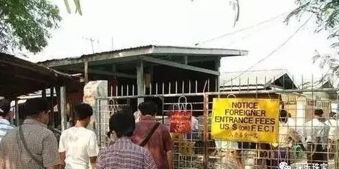 Chợ ngọc cũng cung cấp dịch vụ đổi tiền cho các khách nước ngoài tới đây mua sắm.