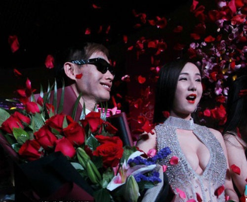 Quan hệ cha nuôi - con nuôi đầy ngờ vực của các mỹ nữ và đại gia - 10 Nghi vấn hẹn hò với hot girl hở bạo Can Lộ Lộ