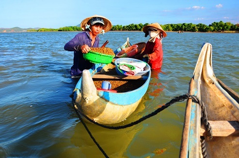 “Chồng cào, vợ đãi”... kiếm nửa triệu dưới đáy sông - 10 “Chồng cào, vợ đãi”... kiếm nửa triệu dưới đáy sông - 10