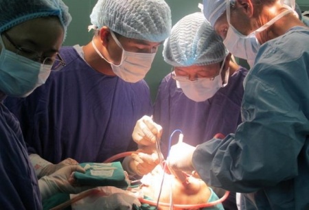 Hành trình 8 năm tìm lại cuộc đời của cậu bé 'không có mặt' - 3 Ca mổ hơn 10h liên tục tại Vinmec để loại bỏ được khối u mặt cho Tuấn