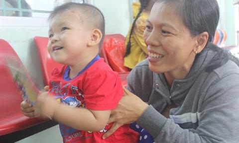 Bé trai đâm xuyên não vẫn chưa biết đi vì di chứng - 4 Bé Dương Minh Phát kháu khỉnh trong vòng tay mẹ trong lần tái khám định kỳ gần đây