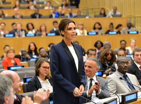 Công chúa út nhà Becks “tỏ tình” với bố mẹ trên cát - 3 Victoria Beckham luôn là một ngôi sao tích cực hoạt động xã hội
