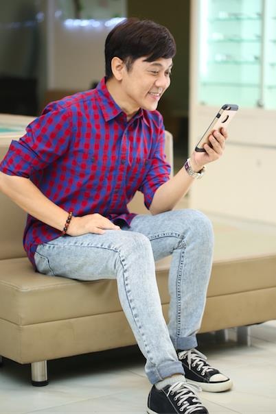 NSƯT Thành Lộc chia sẻ "cuộc chiến" với 3 bệnh ở mắt - 3
Chỉ một tháng sau điều trị, mắt của Thành Lộc đã phục hồi, anh nhìn gần, nhìn xa đều rõ, không còn phụ thuộc vào cặp kính mắt nữa.