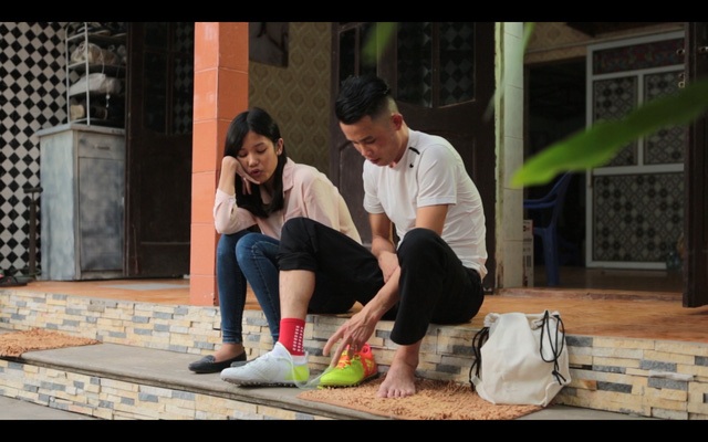 Nghệ sĩ hài Hiệp “Gà”: “Sự cố gắng của tôi là lời xin lỗi có giá trị nhất với tất cả khán giả” - 4 Bé Huyền ngày nào giờ đã 12 tuổi và trở thành một người bạn thân thiết nhất của anh. Nam diễn viên tâm sự con gái là tấm gương để anh soi lại chính mình và hoàn thiện bản thân mỗi ngày, mặc cho những lời thị phi về một thời sa ngã đã qua.