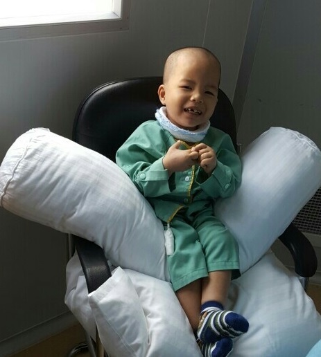 Bệnh viện tư đầu tiên thực hiện thành công ca ghép tế bào gốc chữa tan máu bẩm sinh - 3 Bố mẹ bé Bảo rất hạnh phúc vì em bé được chữa trị khỏi bệnh và khỏe mạnh, có thể vui đùa như bao trẻ khác.
