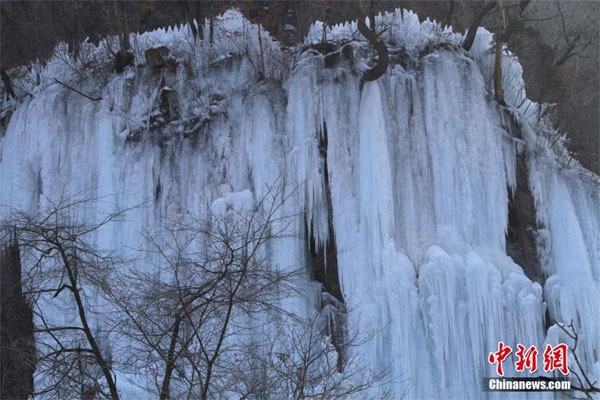 Thác nước đóng băng đẹp như trong cổ tích - 4