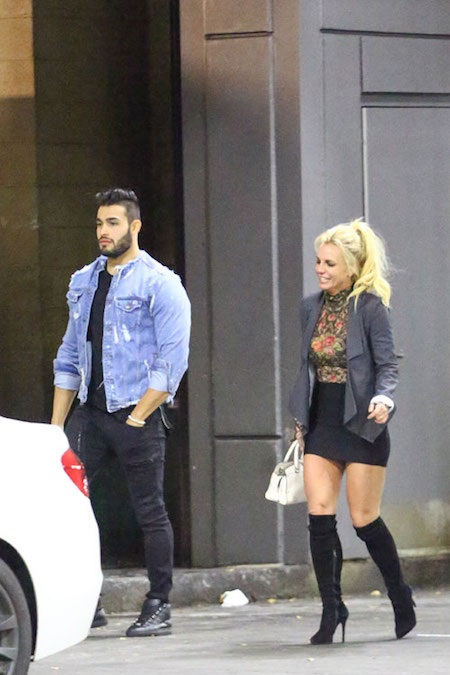 Britney Spears công khai tỏ tình với “phi công” kém 13 tuổi - 3 Britney Spears bị bắt gặp hẹn hò với tình trẻ hồi tháng trước