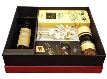 Cà phê nhập khẩu - lựa chọn lên ngôi trong thị trường quà Tết - 3
Cà phê hạng sang Davidoff trong hộp quà Tết với tông vàng chủ đạo