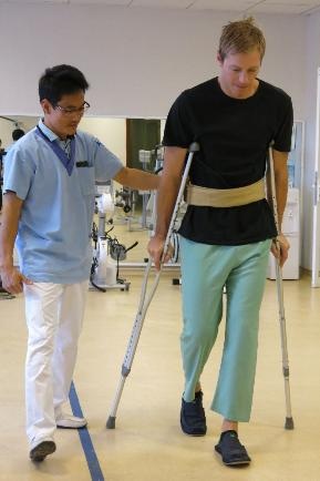 Phẫu thuật thành công cho phi công Canada gãy trật khớp háng nặng - 3 Được mổ thành công, tiếp tục kiên trì luyện tập, anh Dustin đã phục hồi rất tốt sau ca chấn thương.