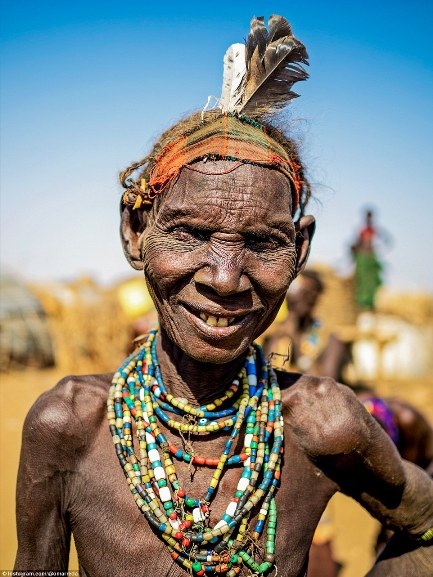 Chùm ảnh về phong cách “thời trang” ấn tượng của các bộ tộc Ethiopia - 3 Chùm ảnh về phong cách “thời trang” ấn tượng của các bộ tộc Ethiopia - 3