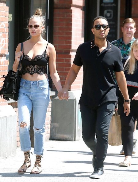 Bức xúc khi giọng ca “All of me” bị phân biệt chủng tộc - 3 Chrissy Teigen và ông xã được nhiều fan bênh vực và an ủi