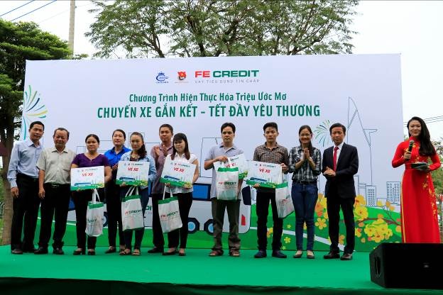 FE CREDIT tổ chức đưa 405 công nhân về quê ăn Tết - 3 FE CREDIT tổ chức đưa 405 công nhân về quê ăn Tết - 3