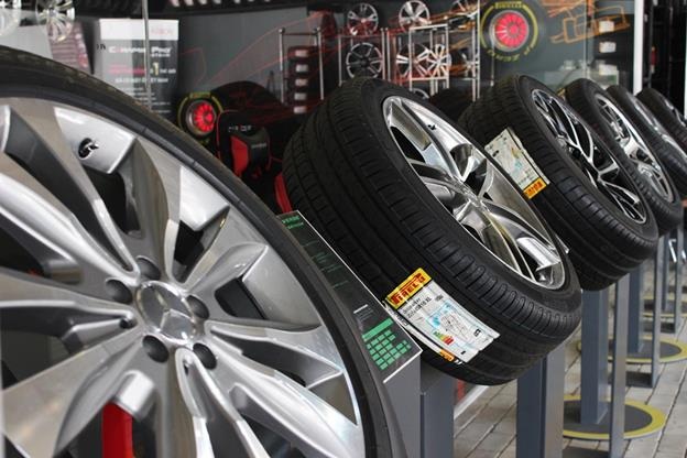 Trung tâm lốp ô tô Pirelli chính hãng khai trương ở TP HCM - 3
Ngoài sản phẩm dành cho phân khúc xe cao cấp đã tạo nên thương hiệu của Pirelli, hãng cũng sản xuất dòng sản phẩm dành cho phân khúc xe phổ thông, tầm trung, xe gầm cao, SUV... mang tên P-Zero (thế hệ mới), Scorpion, Cinturato và Dragon Sport.