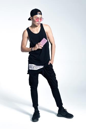 Các stylist hàng đầu thi nhau đem sắc hồng xuống phố - 3
Màu hồng nhạt có vẻ “không liên quan” đến sự năng động nhưng lại được Alex sử dụng rất “ngọt” để tạo điểm nhấn rất tinh tế và trẻ trung cho street style của mình.