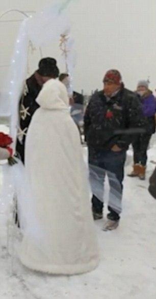 Cặp đôi trao lời thề nguyện giữa không gian tuyết phủ