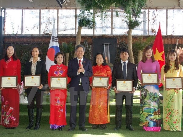 Rộn ràng Tết Đinh Dậu của cộng đồng người Việt tại Hàn Quốc - 4 Đại sứ Việt Nam tại Hàn Quốc Phạm Hữu Chí tặng bằng khen cho các cá nhân. (Ảnh: Phạm Duy/Vietnam+)
