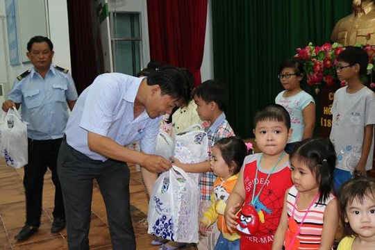 Công nhân nghèo ấm lòng đón Tết - 4 Không chỉ chăm lo cho CNVC-LĐ, con của CNVC-LĐ có hoàn cảnh khó khăn cũng được LĐLĐ quận Bình Tân quan tâm hỗ trợ kịp thời