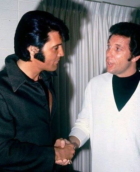 Huyền thoại Sir Tom Jones hẹn hò vợ cũ của ông hoàng Elvis Presley | Báo  Dân trí