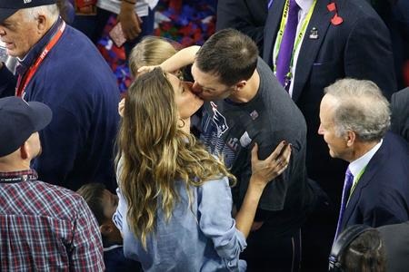 Sao và những giây phút yêu thương ngọt ngào khó quên - 3 Hạnh phúc trào dâng, Tom Brady cũng chẳng ngần ngại trao cho bà xã Gisele Bündchen một nụ hôn nồng thắm ngay giữa chốn đông người