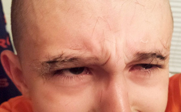 Chết cười với những bức ảnh khi bọn trẻ tự tay cắt tóc - 3