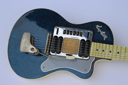 Ghi-ta của huyền thoại Kurt Cobain được rao bán làm từ thiện - 3 Cây Hagstrom Blue Sparkle Deluxe đã được cải tiến để dành riêng cho Kurt Cobain
