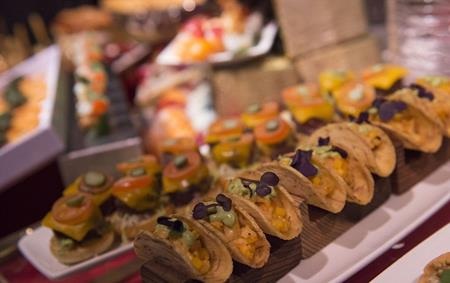 “Sao” ăn gì tại tiệc Oscar? - 3
Bánh tacos tôm, xoài ngon khó cưỡng