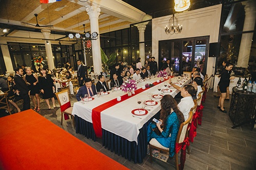 Thưởng thức tiệc tối sang trọng tại nhà hàng