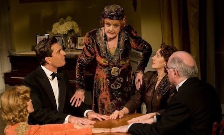 Nữ diễn viên Angela Lansbury từng khá thản nhiên khi thú nhận với tờ The New York Times rằng bà đã bí mật đeo một chiếc tai nghe nhắc thoại khi trình diễn vở kịch “Blithe spirit” vào năm 2009.