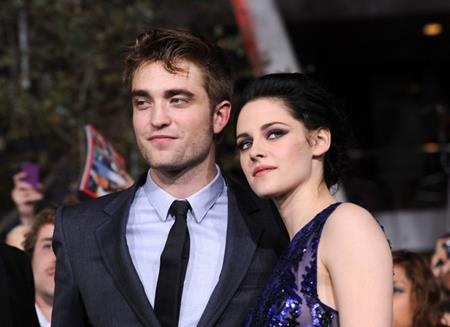 Trước scandal ngoại tình của Kristen Stewart với đạo diễn bộ phim “Snow White and the Huntsman”, Rupert Sanders thì Kristen Stewart và Robert Pattinson chính là đôi uyên ương được ủng hộ nhất tại Hollywood. Tuy nhiên, sai lầm của Kristen Stewart đã phá hủy tất cả và tình yêu từng có thời “đẹp như mơ” của hai ngôi sao phim “Twilight” đã chỉ còn trong ký ức của các fan.