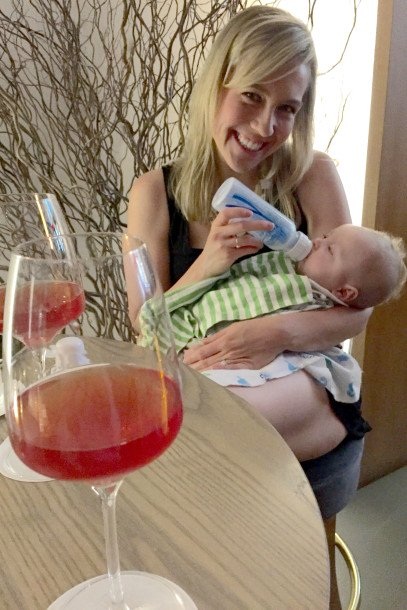 Cách dạy con xa xỉ, khó tin của giới nhà giàu Mỹ - 3 Julie Sternberg vừa bế con vài tháng tuổi vừa uống rượu ở một nhà hàng sang trọng ở Flatiron, Mỹ