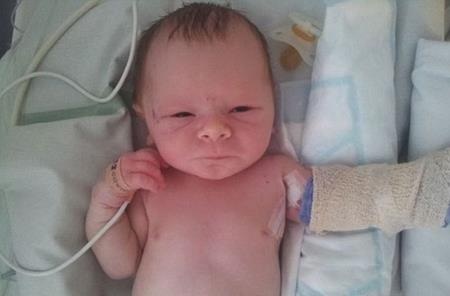 Do một cục máu đông, Sol phải cưa tay từ khi mới 10 ngày tuổi