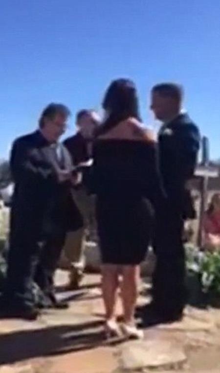 Lễ cưới được tổ chức khá đơn giản khi chỉ có cô dâu, chú rể cùng vài người thân thiết