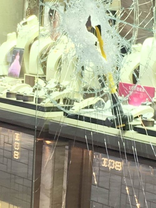 Đập cửa kính cướp nhẫn kim cương chục tỉ giữa ban ngày - 4 Đập cửa kính cướp nhẫn kim cương chục tỉ giữa ban ngày - 4