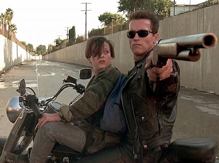 “Terminator 2” là cuộc hành trình theo chân Sarah và John Connor, cậu con trai 10 tuổi của Sarah cùng một chiến binh bảo vệ cả hai được cử đến từ tương lai. Xuyên suốt bộ phim là những trường đoạn hành động kịch tính đỉnh cao với kĩ thuật làm phim vượt trội so với mặt bằng chung của điện ảnh thời bấy giờ nhưng kết thúc đầy ý nghĩa và xúc động của bộ phim mới thực sự là điều khiến cho khán giả phải nhớ mãi về “Terminator 2”.