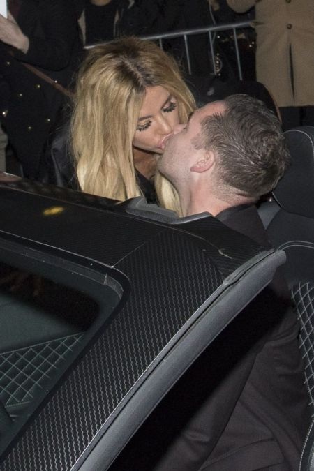 … kèm theo một nụ hôn cháy bỏng