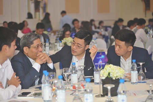 Thị trường căn hộ đầu năm: Căn hộ trung và cao cấp đắt hàng - 3
Đông đảo khách hàng tới tìm hiểu căn hộ khu Sapphire (dự án Goldmark City) tại sự kiện Ra mắt Tiêu chuẩn 5S của TNR Holdings Việt Nam (TNR).