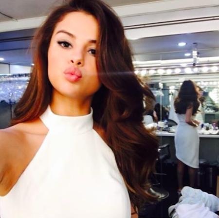 Selena Gomez thừa nhận bị mạng xã hội “ám ảnh” - 3 Selena bị “săm soi” hết cỡ trên mạng xã hội