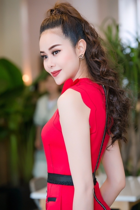 Hoa hậu Sella Trương ủng hộ dự án từ thiện vì trẻ em vùng cao - 3 
Kết thúc chương trình Hoa hậu Sella Trương tham gia mua “áo đổi áo”