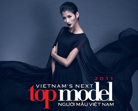 Gương mặt góc cạnh, lạnh lùng nhưng không xa lạ cùng với tâm thế ổn định, nỗ lực không ngừng nghỉ suốt 14 tuần cuộc thi đã mang đến giải thưởng cao nhất cho Hoàng Thùy - Quán quân Vietnam next top model 2011.