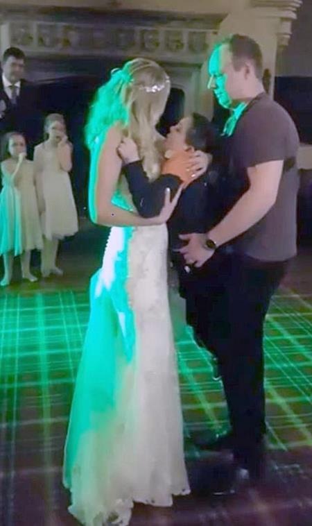 Cảm động màn khiêu vũ của cô dâu và con trai bại não trong ngày cưới - 3 Hai mẹ con khiêu vũ trên nền nhạc là bài hát “Yellow” của Coldplay
