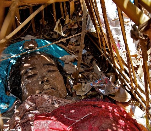 Kinh dị ngôi làng để xác chết thối rữa dưới gốc cây - 3