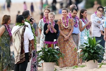 Những cô phù dâu nổi tiếng của Hollywood - 3 Không làm phù dâu chính thức nhưng nữ diễn viên Maggie Gyllenhaal cũng đã có một vị trí đặc biệt quan trọng trong lễ cưới của ông bố Stephen Gyllenhaal hồi năm 2011