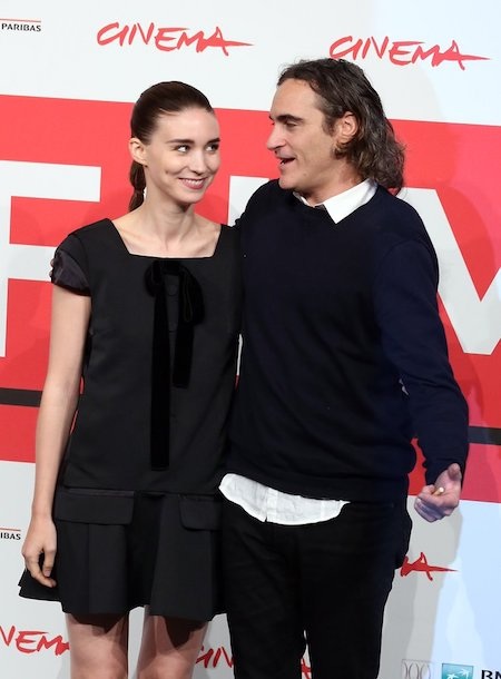 Điểm danh những cặp đôi “mới tinh” của Hollywood - 3 Joaquin Phoenix - Rooney Mara cũng là một cặp đôi “mới tinh” của Hollywood và dù cả hai vẫn chưa lên tiếng xác nhận chính thức nhưng chuyện tình giữa hai ngôi sao đang được khá nhiều fan ủng hộ.