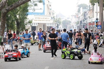 Kiếm tiền triệu mỗi ngày nhờ cho thuê ô tô điện - 4 Với 50.000 đồng/20 phút, các em nhỏ thi nhau di chuyển, nhờ dịch vụ này mà người cho thuê dễ dàng hốt bạc triệu chỉ trong vòng chưa đầy một tiếng đồng hồ.