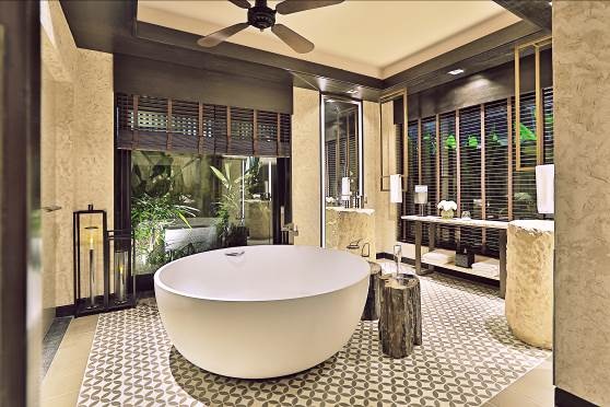 Nam Nghi Resort - Khu nghỉ dưỡng đắt giá nhất Phú Quốc chuẩn bị khai trương - 4 Phòng tắm trong villa với những cánh cửa sổ lớn với vườn cây bên ngoài làm cho không gian thoáng mát và cá tính hơn.