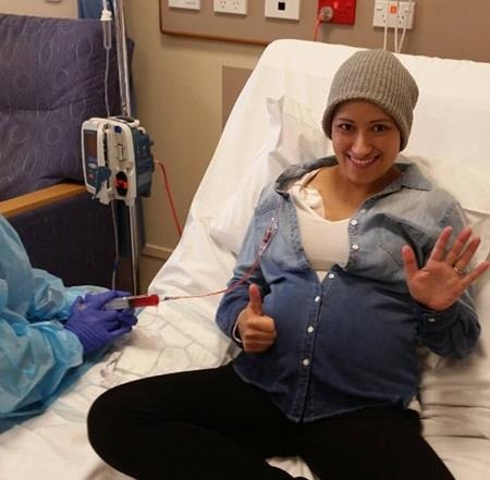 Moore được chồng đưa đi kiểm tra sức khỏe hàng tuần