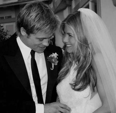 Sao và những lần mặc váy cưới “đắt xắt ra miếng” - 3 Hồi năm 2000, Brad Pitt - Jennifer Aniston đã tổ chức một hôn lễ trong mơ và trong buổi lễ diễn ra tại Malibu, nữ diễn viên phim “Friends” đã khoác lên mình chiếc váy cưới Lawrence Steele có giá 50.000 đô la Mỹ (hơn một tỉ đồng)