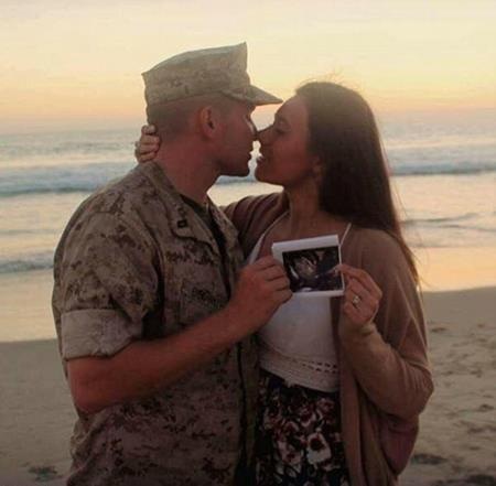 Cảm động bức ảnh “không khoảng cách” của anh lính hải quân và vợ - 3 Cặp đôi hạnh phúc khi phát hiện Nicole mang thai